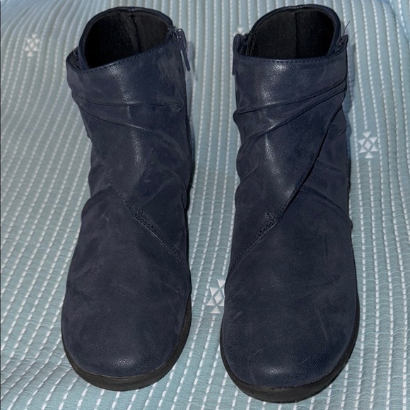 🌹Cloudsteppers by Clark's Navy Ankle Boots - Picture 2 of 6